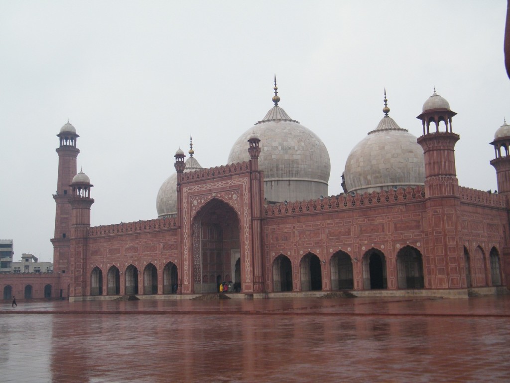 Badshahi Mosque Historical Facts and Pictures | The History Hub